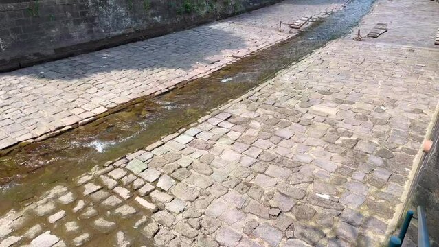 Oos, Oosbach Flu&szlig; durch Baden-Baden mit Niederwasser im Juli 2023