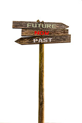 Holzschild Future - Now - Past freigestellt auf weissem Hintergrund