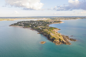 la presqu'île de Saint Jacut de la Mer en Bretagne dans les Côtes d'Armor, en vue aerienne avec...