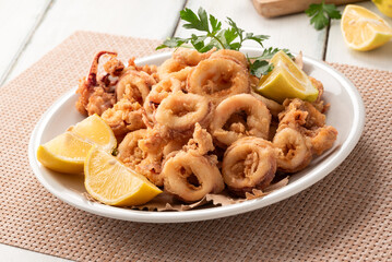Piatto di calamari fritti croccanti, cibo italiano 