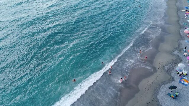 Persone si fanno il bagno nel mare mosso - Oceano