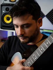 Retrato de músico guitarrista en estudio de grabación