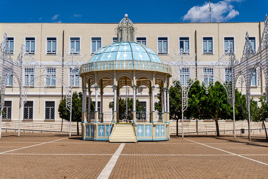 Lizzano, piazza con la cassa armonica e le luminarie nel periodo della festa patronale di San Gaetano . Salento, Puglia, Italy