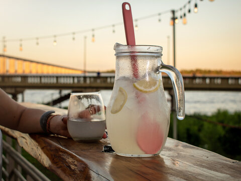 Jarra de limonada fresca en bar al exterior