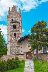 Fototapeta na wymiar Kirche San Gian in Celerina, Region Maloja des Schweizer Kantons Graubünden