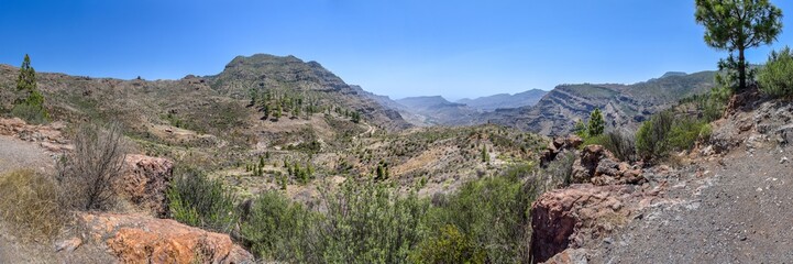 Fototapeta na wymiar Panorama Landschaft mit Bergen und Schluchten auf Gran Canaria