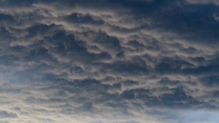 Ciel turbulent au passage du front de rafale d'un orage