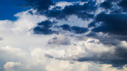 Fototapeta na wymiar Ciel de traîne, avec passage de nombreux cumulonimbus