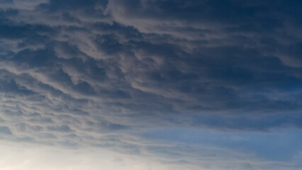 Fototapeta na wymiar Ciel turbulent au passage du front de rafale d'un orage