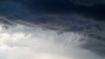 Ciel turbulent au passage du front de rafale d'un orage