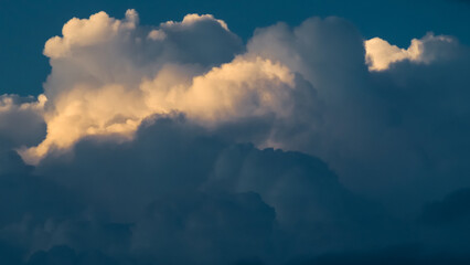 Fototapeta na wymiar Vue rapprochée de cumulonimbus lointains, pendant le coucher du soleil