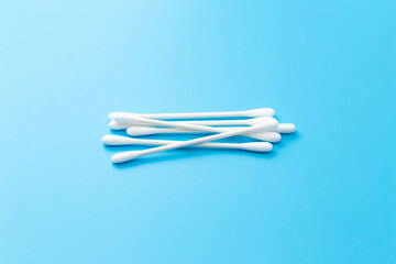 青背景に綿棒