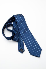 白背景にドット柄のネクタイ