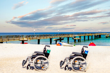 Rollstühle am Meer, Ostsee, Deutschland 