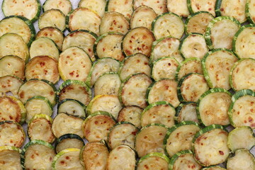 Hintergrund: Überbackene Zucchini.