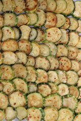 Hintergrund: Gebratene Zucchini.