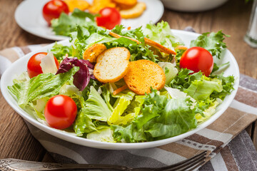 Mixed salad with croutons.
