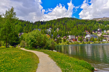 Fototapeta na wymiar Uferweg am St. Moritzersee in St. Moritz, Graubünden (Schweiz)
