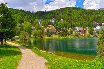 Uferweg am St. Moritzersee in St. Moritz, Graubünden (Schweiz)