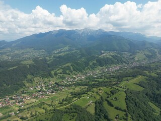 Naklejka premium Scenic view of the small village of Simon in Romania, set against the backdrop of Bucegi Mountains