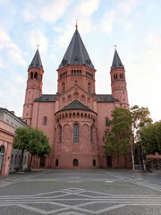 Fototapeta na wymiar Der Mainzer Dom und Domplatz bei Sonnenuntergang