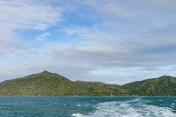 Fototapeta na wymiar Landscape view of pristine waters of Fitzroy Island, Cairns