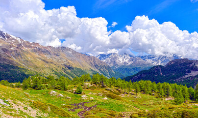 Fototapeta na wymiar Die Livigno Alpen vom Berninapass aus gesehen
