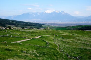 Fototapeta premium Ancient city of Hierapolis, near stunning landscape of Pamukkale's Cotton Castle in Aegean Turkey