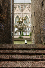 Durchgang zur Gracht vor der Groten Kerk in Dordrecht, Niederlande