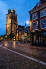 Grote Kerk Dordrecht zur blauen Stunde, Dordrecht, Niederlande - obrazy, fototapety, plakaty