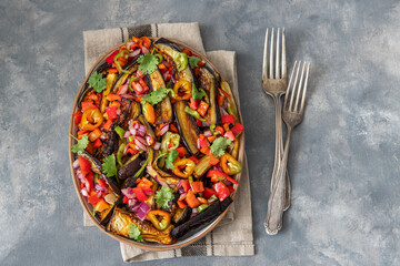 Salad with eggplant, onion, bell pepper and cilantro