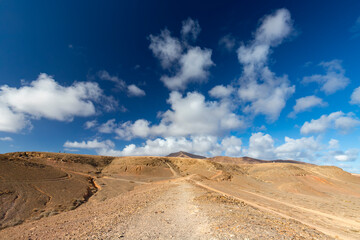 Pejzaż morski. Urlop na wyspach kanaryjskich. Białe chmury i niebieskie niebo, ujęcie plenerowe, Papagayo, Lanzarote