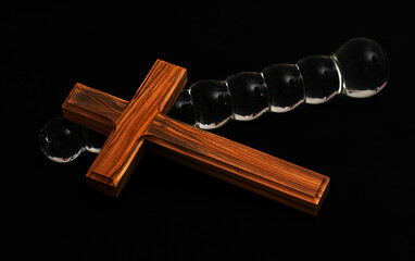 Dildo und Holzkreuz