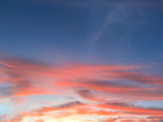 Fototapeta na wymiar Céu Alaranjado no Amanhecer / Dia / Orange Sky at Dawn / Day