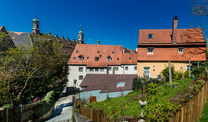 Obraz premium Buildings in a town viewed from an elevated path