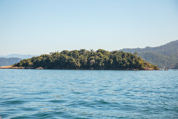 Fototapeta na wymiar view of the big island of Angra dos Reis in Rio de Janeiro.