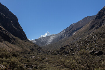 Punta del nevado pirámide de la laguna de Parón en Áncash, cerca de Huaraz, paisaje rodeado de...