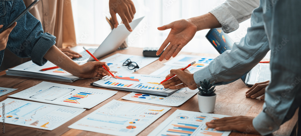 Leinwandbilder analyst team utilizing bi fintech to analyze and pointing at financial dashboard paper office. busin