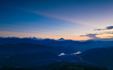 Fototapeta na wymiar 夏の輝き - 山岳地帯から望む美しい富士山と相模湖の夕暮れ