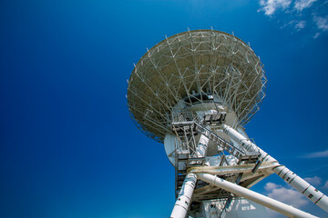 空に向けられた電波望遠鏡のアンテナ