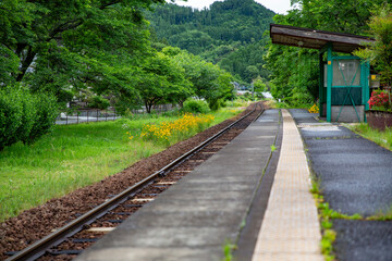 人のいない田舎の駅のホーム