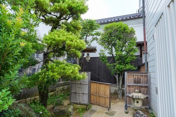 釣瓶のある古い日本家屋の情景
