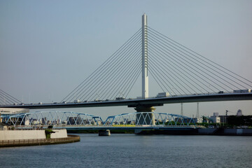 日本東京、威容を誇る入江を跨ぐブリッジと街の橋と川