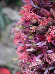 Ramo de flores silueta en color rojo de rosas, semillas de achiote y relleno natural