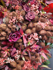 Ramo de flores rojas con rosas y semillas de achiote natural decoraci&oacute;n