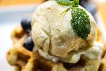 バニラアイスのせワッフル