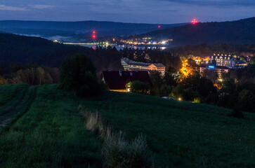 Nocna panorama na Polańczyk i Solinę 
