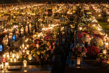 Znicze na cmentarzy w nocy