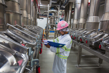 Male work inspection process milk powder cellar at the with vertical stainless steel