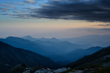 稜線から折り重なる谷を眺める